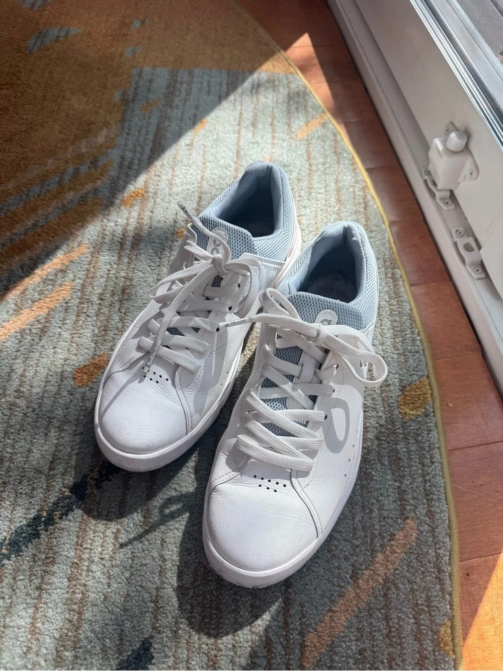 On The Roger Women’s Sneakers – White – Size 9.5
